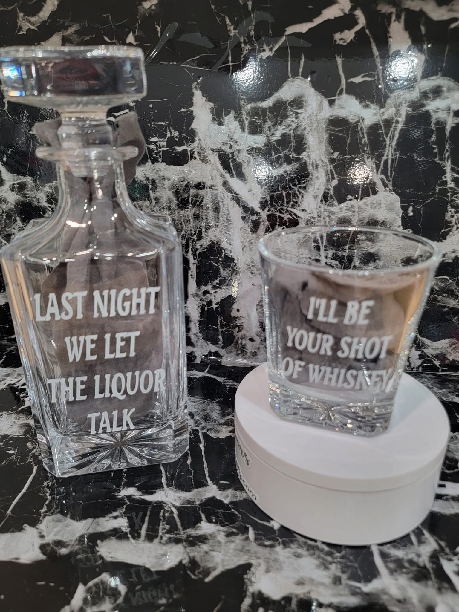 Engraved liquor decanter with 2 glasses